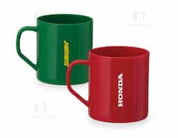 Caneca plástica com capacidade de 400ml.