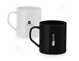 Caneca plástica com capacidade de 400ml.
