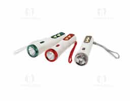 Lanterna plástica recarregável de um led com 3 estágios de iluminação e dois leds lateriais com função luminária. Possui cordão de nylon para transporte e acompanha cabo usb.