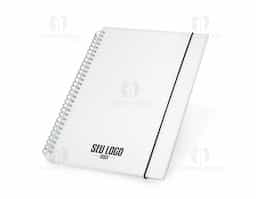 Caderno B5 com capa plástica e elástico para lacre, contém aproximadamente 80 folhas marfim com pauta.