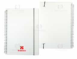 Caderno B5 com capa plástica e elástico para lacre, contém aproximadamente 80 folhas marfim com pauta.