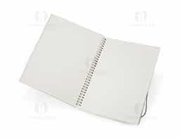 Caderno B5 com capa plástica e elástico para lacre, contém aproximadamente 80 folhas marfim com pauta.