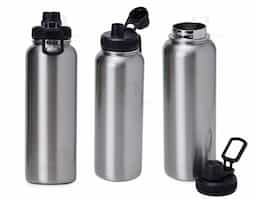 Garrafa térmica feita em inox com parede dupla livre de BPA, capacidade de 1,2 litros. Tampa com alça para transporte e tampa de proteção para o bocal.