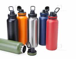 Garrafa térmica feita em inox com parede dupla livre de BPA, capacidade de 1,2 litros. Tampa com alça para transporte e tampa de proteção para o bocal.