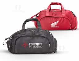 Bolsa esportiva de 25 litros em poliéster de impacto impermeável com cinco compartimentos, sendo três deles exclusivos para tênis, itens molhados e armazenamento das alças de costas. Com alça transversal removível e alça de mãos com suporte de juntura, a bolsa contém alças de compensação e alças para as costas ocultas no compartimento inferior, podendo ser transportada como mochila.