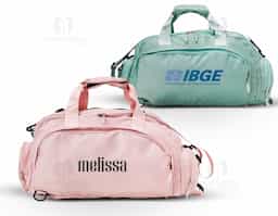 Bolsa esportiva de 25 litros em poliéster de impacto impermeável com cinco compartimentos, sendo três deles exclusivos para tênis, itens molhados e armazenamento das alças de costas. Com alça transversal removível e alça de mãos com suporte de juntura, a bolsa contém alças de compensação e alças para as costas ocultas no compartimento inferior, podendo ser transportada como mochila.