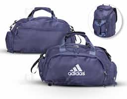 Bolsa esportiva de 25 litros em poliéster de impacto impermeável com cinco compartimentos, sendo três deles exclusivos para tênis, itens molhados e armazenamento das alças de costas. Com alça transversal removível e alça de mãos com suporte de juntura, a bolsa contém alças de compensação e alças para as costas ocultas no compartimento inferior, podendo ser transportada como mochila.