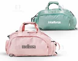 Bolsa esportiva de 25 litros em poliéster de impacto impermeável com cinco compartimentos, sendo três deles exclusivos para tênis, itens molhados e armazenamento das alças de costas. Com alça transversal removível e alça de mãos com suporte de juntura, a bolsa contém alças de compensação e alças para as costas ocultas no compartimento inferior, podendo ser transportada como mochila.