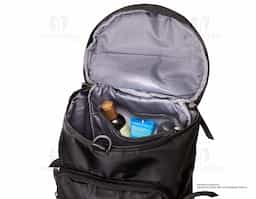  Bolsa esportiva de 25 litros em poliéster de impacto impermeável com três compartimentos, sendo um deles exclusivos para tênis. Compartimento principal com dois bolsos, sendo um deles com zíper exclusivo para itens molhados. Com bolsos laterais e duas alças de mãos, a bolsa contém alças de compensação, alça transversal removível e alças para as costas ocultas no compartimento inferior, podendo ser transportada como mochila.