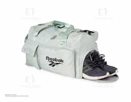  Bolsa esportiva de 28 litros em poliéster de impacto impermeável com cinco compartimentos, sendo um deles exclusivos para tênis. Compartimento principal com bolso de zíper exclusivo para itens molhados. Com bolso lateral e duas alças de mãos, a bolsa contém alça transversal removível e bolso para engate em malas de viagem.