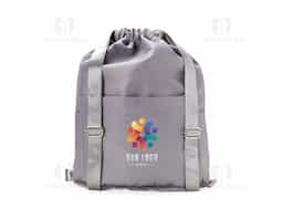 Mochila saco em poliéster de impacto impermeável com três compartimentos, sendo o principal com bolso interno para itens molhados. A mochila possui bolsos laterais e alças reguláveis