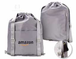 Mochila saco em poliéster de impacto impermeável com três compartimentos, sendo o principal com bolso interno para itens molhados. A mochila possui bolsos laterais e alças reguláveis