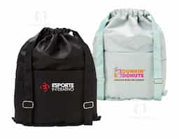 Mochila saco em poliéster de impacto impermeável com três compartimentos, sendo o principal com bolso interno para itens molhados. A mochila possui bolsos laterais e alças reguláveis