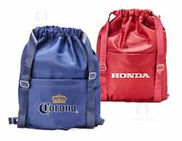 Mochila saco em poliéster de impacto impermeável com três compartimentos, sendo o principal com bolso interno para itens molhados. A mochila possui bolsos laterais e alças reguláveis