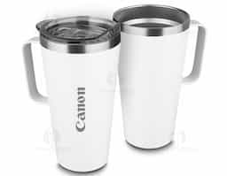 Caneca térmica em aço inox com parede dupla isolada à vácuo, tampa plástica e anel em silicone para vedação, alça lateral. Capacidade 530ml. 