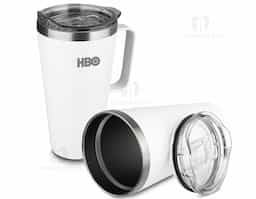 Caneca térmica em aço inox com parede dupla isolada à vácuo, tampa plástica e anel em silicone para vedação, alça lateral. Capacidade 530ml. 