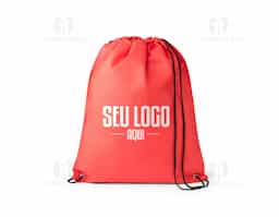 Sacola tipo mochila em non-woven (80 g/m²), resistente e leve, com acabamento termo-selado que garante durabilidade. Possui ilhós de metal e cordão preto 4/1, proporcionando praticidade e estilo. Ideal como brinde corporativo funcional, une design moderno e excelente área para personalização.
