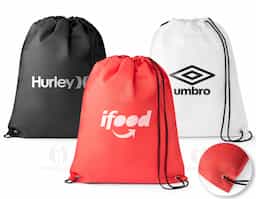 Sacola tipo mochila em non-woven (80 g/m²), resistente e leve, com acabamento termo-selado que garante durabilidade. Possui ilhós de metal e cordão preto 4/1, proporcionando praticidade e estilo. Ideal como brinde corporativo funcional, une design moderno e excelente área para personalização.