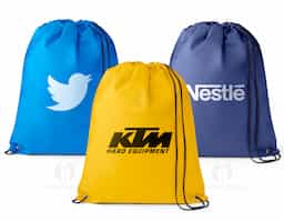 Sacola tipo mochila em non-woven (80 g/m²), resistente e leve, com acabamento termo-selado que garante durabilidade. Possui ilhós de metal e cordão preto 4/1, proporcionando praticidade e estilo. Ideal como brinde corporativo funcional, une design moderno e excelente área para personalização.