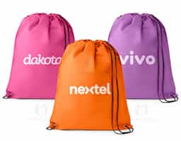 Sacola tipo mochila em non-woven (80 g/m²), resistente e leve, com acabamento termo-selado que garante durabilidade. Possui ilhós de metal e cordão preto 4/1, proporcionando praticidade e estilo. Ideal como brinde corporativo funcional, une design moderno e excelente área para personalização.