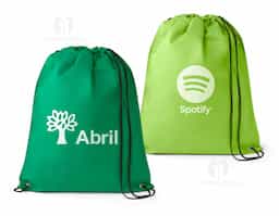 Sacola tipo mochila em non-woven (80 g/m²), resistente e leve, com acabamento termo-selado que garante durabilidade. Possui ilhós de metal e cordão preto 4/1, proporcionando praticidade e estilo. Ideal como brinde corporativo funcional, une design moderno e excelente área para personalização.