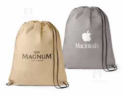 Sacola tipo mochila em non-woven (80 g/m²), resistente e leve, com acabamento termo-selado que garante durabilidade. Possui ilhós de metal e cordão preto 4/1, proporcionando praticidade e estilo. Ideal como brinde corporativo funcional, une design moderno e excelente área para personalização.