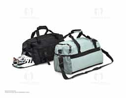 Bolsa esportiva de 39 litros em nylon resistente à água com três compartimentos, sendo um deles exclusivos para tênis. Compartimento principal com bolso de zíper exclusivo para itens molhados. Com bolso lateral telado e alças de mãos com suporte de juntura, a bolsa contém alça transversal removível e alça para engate em malas de viagem.