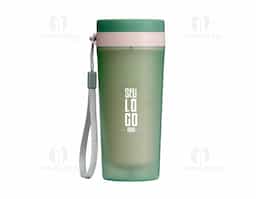 Copo de plástico polipropileno com capacidade para 350ml livre BPA, parede dupla. Acompanha tampa rosqueável e alça de nylon para transporte.