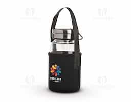 Garrafa de vidro borossilicato com capacidade de 650ml, acompanha peneira infusora e capa de neoprene com alça para transporte. Tampa de alumínio com alça para transporte.

