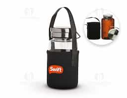 Garrafa de vidro borossilicato com capacidade de 650ml, acompanha peneira infusora e capa de neoprene com alça para transporte. Tampa de alumínio com alça para transporte.
