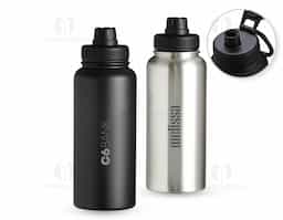 Garrafa térmica com capacidade de 1 litro em inox com parede dupla, contém tampa plástica rosqueável com bocal e alça para transporte acoplados.