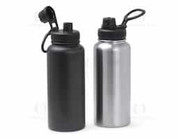 Garrafa térmica com capacidade de 1 litro em inox com parede dupla, contém tampa plástica rosqueável com bocal e alça para transporte acoplados.