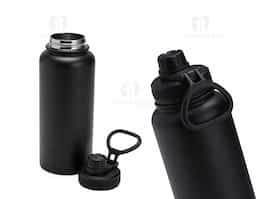 Garrafa térmica com capacidade de 1 litro em inox com parede dupla, contém tampa plástica rosqueável com bocal e alça para transporte acoplados.