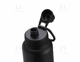 Garrafa térmica com capacidade de 1 litro em inox com parede dupla, contém tampa plástica rosqueável com bocal e alça para transporte acoplados.