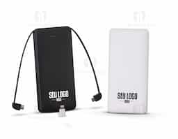 Power bank plástico de 10.000mAh com indicadores led de bateria e cabos acoplados: Tipo-C e V8. Acompanha cabo USB V8 e adaptador Lightning.