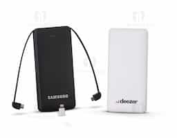 Power bank plástico de 10.000mAh com indicadores led de bateria e cabos acoplados: Tipo-C e V8. Acompanha cabo USB V8 e adaptador Lightning.