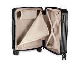 Mala de viagem em ABS
Abertura frontal com ziper para acesso ao interior da mala;
Saida USB ideal para carregamento de smartphones;
Sistema de carrinho de aço;
Alça de mão na parte superior 
Quatro rodas de 360 graus;
Acompanha Plaquinha de metal sem personalização. Mala perfurada para aplicação da plaquinha. 