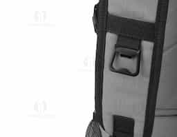 Mochila confeccionada em poliéster 300D com interior em PEVA, projetada para unir organização e praticidade no dia a dia. Possui dois bolsos laterais, bolso frontal, alça de mão e alças de ombro acolchoadas para maior conforto. Conta com compartimento superior acolchoado para notebooks de até 13", com volume total de até 23L. Na parte inferior, dispõe de compartimento térmico soldado com capacidade de 8,5L, ideal para transportar alimentos e bebidas com segurança.