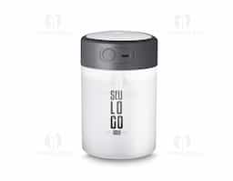 Umidificador de ar com difusor de óleo essencial à base de água via USB. Feito com ABS reciclável+ PP, com capacidade de 300ml. Na parte da tampa sua luz pode ser acesa tendo a possibilidade de cor LED OU RGB, ideal para uso em escritório ou em casa