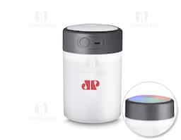 Umidificador de ar com difusor de óleo essencial à base de água via USB. Feito com ABS reciclável+ PP, com capacidade de 300ml. Na parte da tampa sua luz pode ser acesa tendo a possibilidade de cor LED OU RGB, ideal para uso em escritório ou em casa