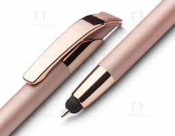 Caneta elegante com corpo em metal, escrita na cor azul. Compatível com refil padrão tipo Parker. Possui ponta touch emborrachada para uso em telas sensíveis ao toque.
Observação: Não acompanha refil, apenas a caneta.
