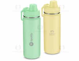 Garrafa térmica em aço inox com parede dupla com capacidade de até 570 ml. Tampa rosqueável, mosquetão em plástico e anel de silicone para vedação. Design com frisos na tampa e pintura pó.