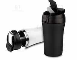 Copo térmico com parede dupla de 500 ml, saída de líquido tanto por sucção (canudo) como por bico, com base revestida de borracha antiderrapante
