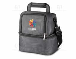 Bolsa térmica estilosa e funcional, feita em poliéster 600D, com bolso frontal, alça de mão e alça de ombro regulável. Conta com dois compartimentos térmicos: o superior (costurado) com capacidade para até 7 litros, e o inferior (soldado) com até 6 litros. O interior é revestido com polietileno na parte superior e PEVA na inferior, garantindo conservação e praticidade para o seu dia a dia.