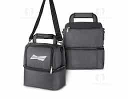 Bolsa térmica estilosa e funcional, feita em poliéster 600D, com bolso frontal, alça de mão e alça de ombro regulável. Conta com dois compartimentos térmicos: o superior (costurado) com capacidade para até 7 litros, e o inferior (soldado) com até 6 litros. O interior é revestido com polietileno na parte superior e PEVA na inferior, garantindo conservação e praticidade para o seu dia a dia.