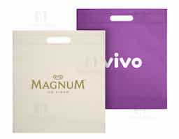 Sacola em non-woven (80 g/m²) termo-selado. 355 x 390 x 85 mm