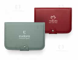 Porta joias em couro sintético com revestimento aveludado e espelho. Possui compartimentos internos para anéis, pulseiras, colares e placas para brincos.