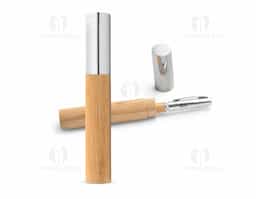 Esferográfica em bambu e metal com estojo em ABS e bambu com acabamento metálico. Escrita em preto. Fornecido em caixa de presente em papel kraft