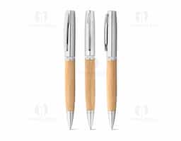Esferográfica em bambu e metal com estojo em ABS e bambu com acabamento metálico. Escrita em preto. Fornecido em caixa de presente em papel kraft