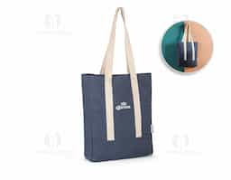 Sacola casual em denim reciclado (270 g/m²). Contém 1 bolso interior com fecho, costuras reforçadas e alças em webbing de algodão de 64 cm. 340 x 390 x 100 mm
